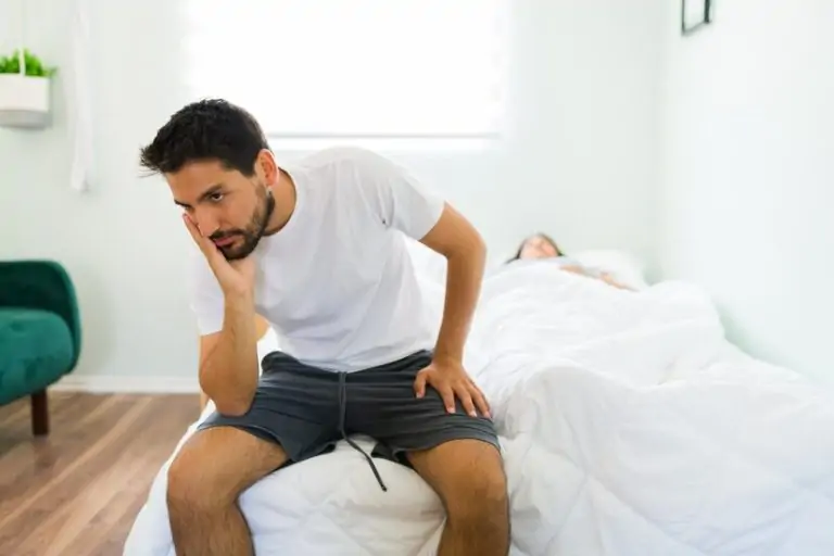 homem-bonito-irritado-de-pijama-sentado-na-cama-e-pensando-na-briga-com-raiva-com-sua-namorada-adormecida_662251-415